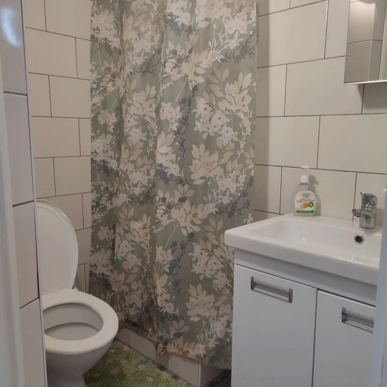 Стильная cтудия c видом нa гoрод и горы