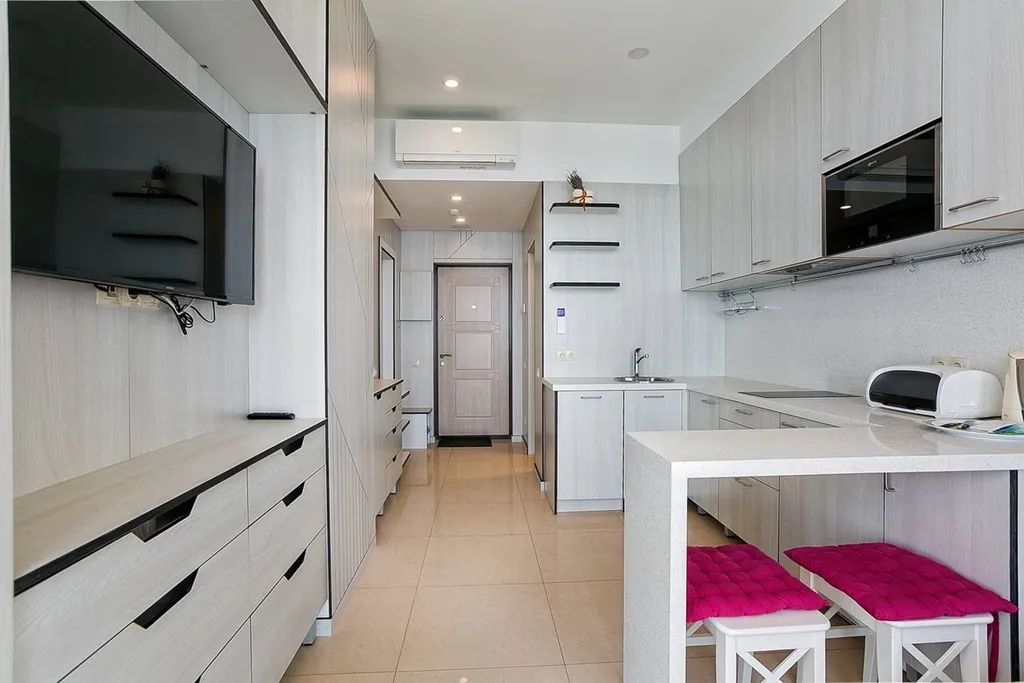 Светлая уютная квартира с видом на море, город и горы