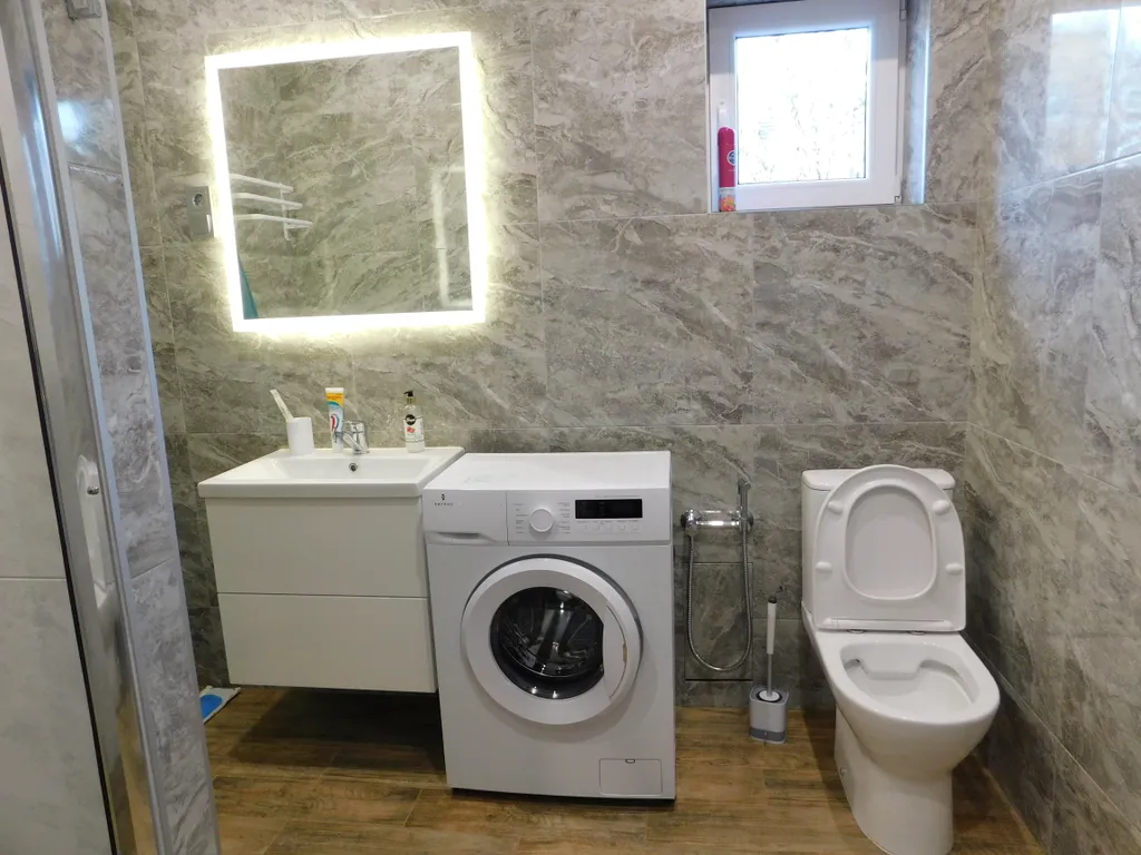 Двух этажный дом, в тихом районе