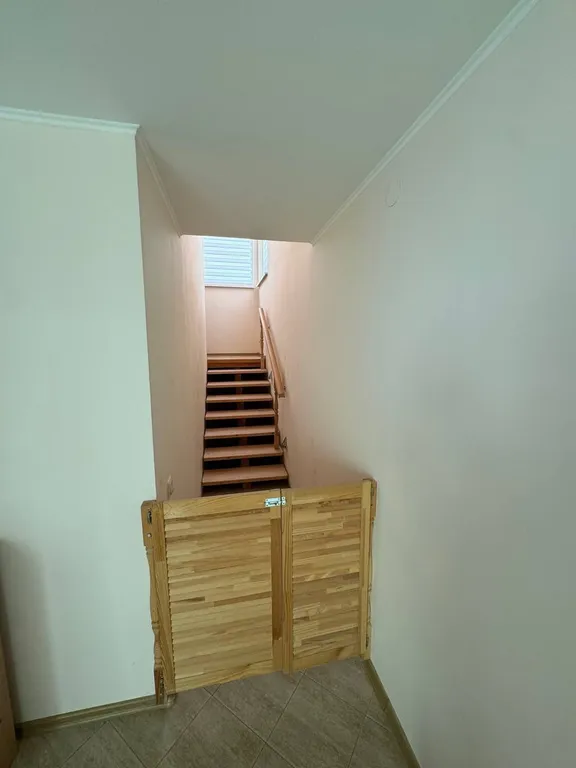 Белый коттедж на первой линии моря