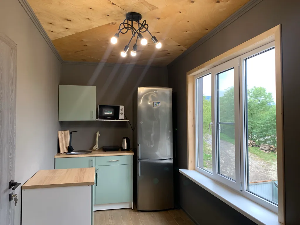 Дом на берегу реки с бассейном и видом