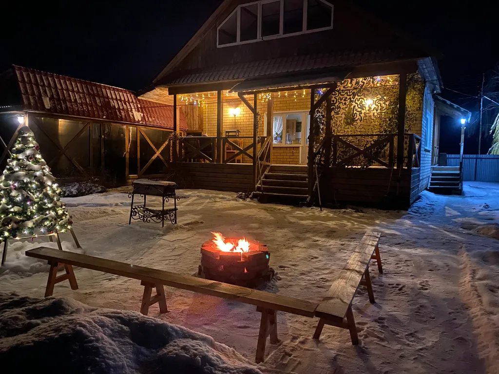 Дом и баня на берегу реки