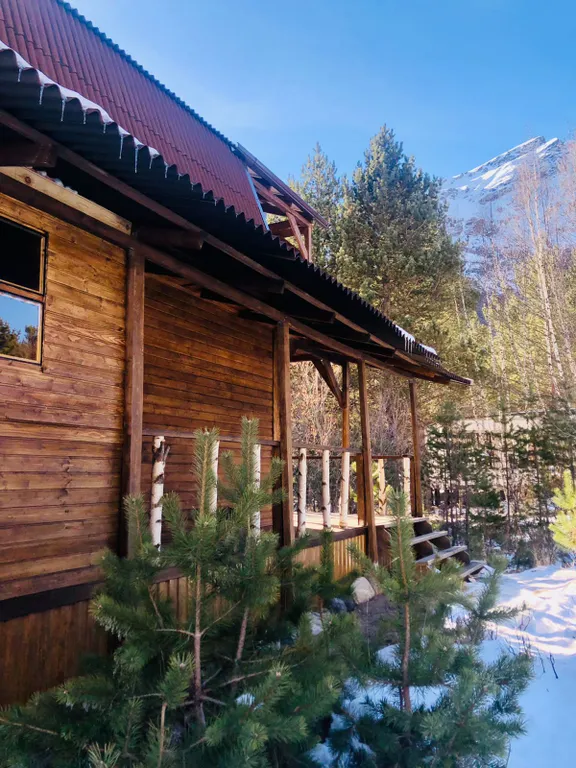 Уютный коттеджный домик в сосновом бору с прекрасными видами на горы — аренда посуточно в Терскол