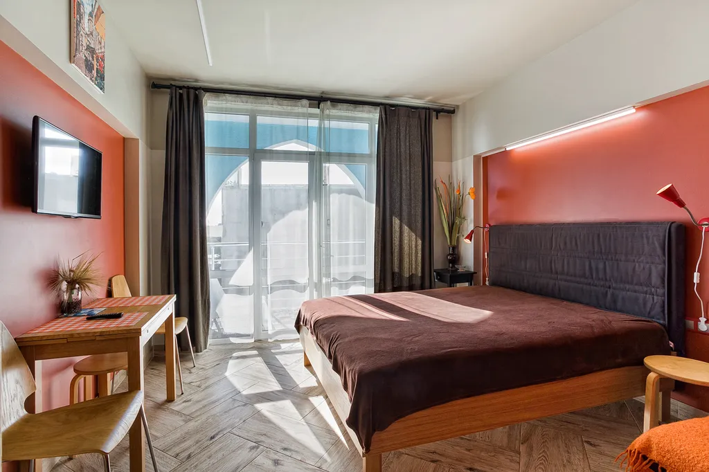 Современная студия с балконом у моря