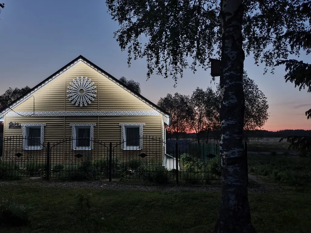 Уютный домик в деревне с верандой