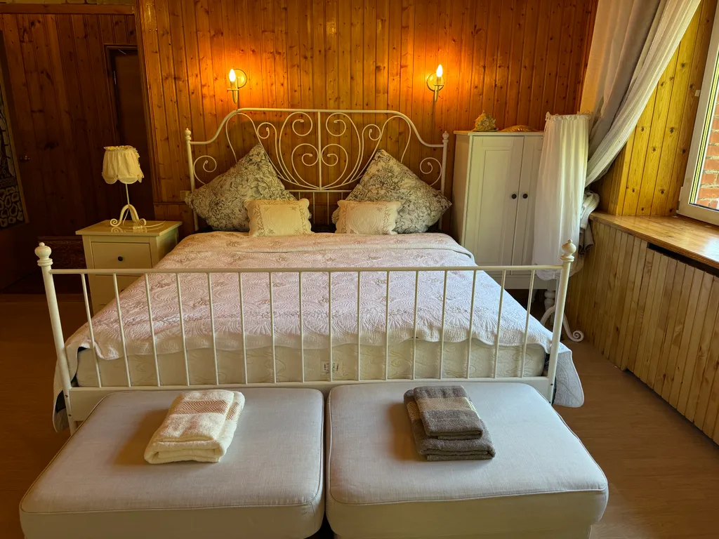 Дом с бассейном, сауной, возле леса для семейного отдыха