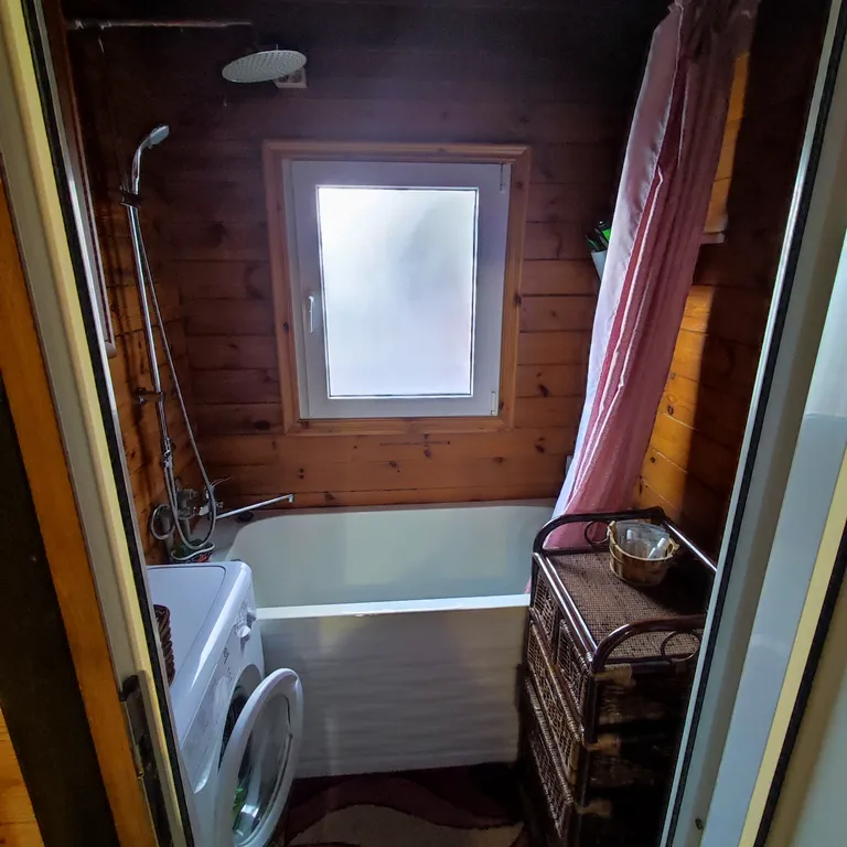 Уютный дом с камином на берегу горной речки, со всеми удобствами