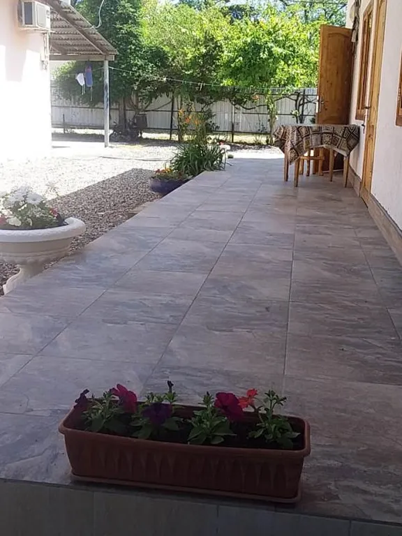 Уютные домики находятся от 500 метров до моря с видом на горы