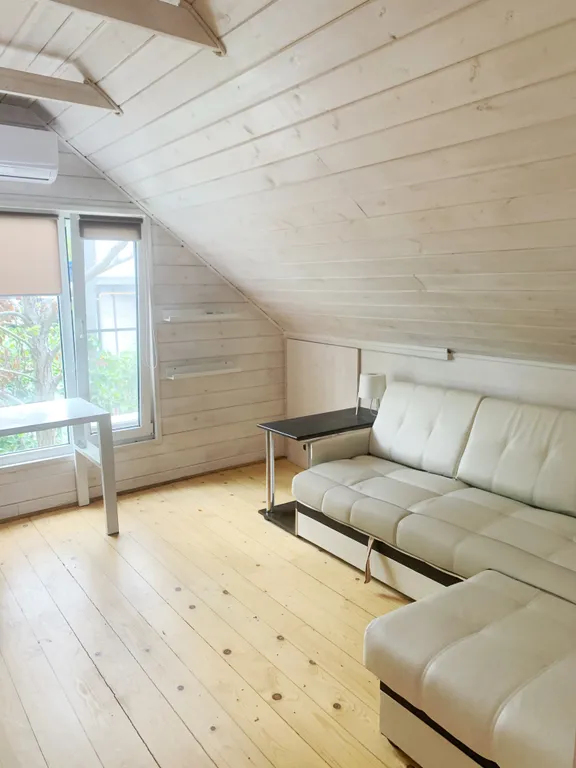 Уютный дом с просторной территорией