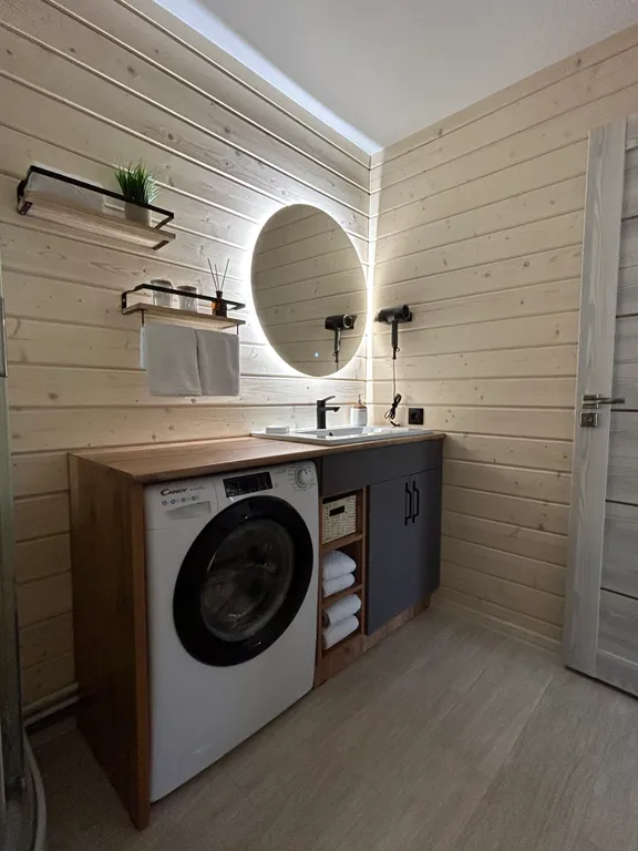 Дом на берегу реки