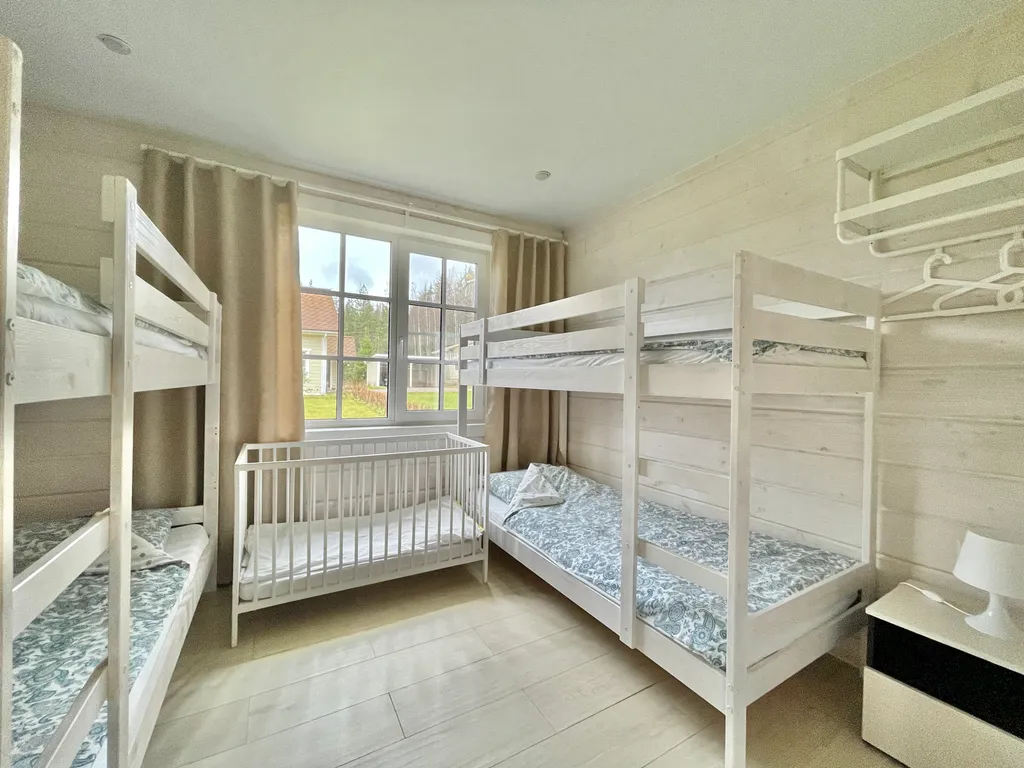 Коттедж с сауной и камином на берегу озера в сосновом лесу