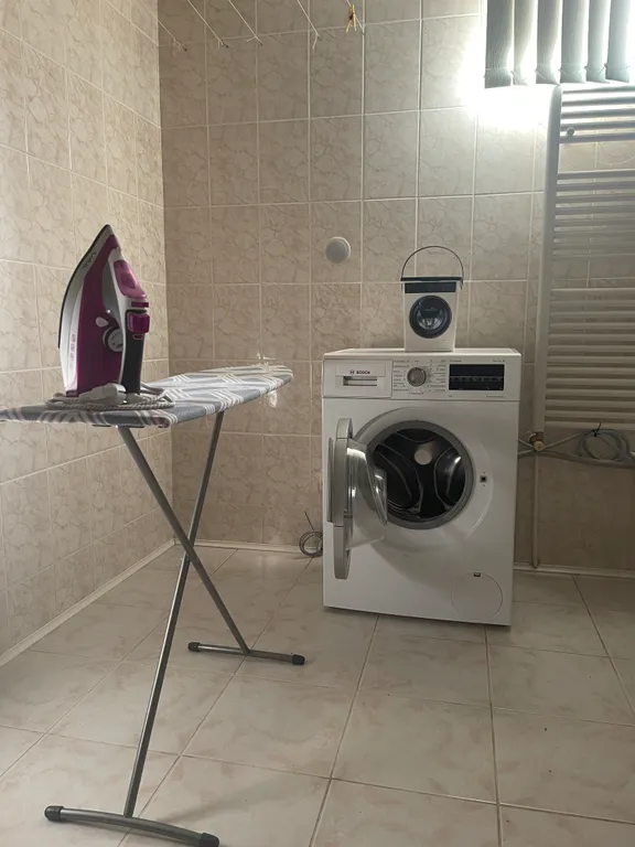 Часть жилого дома с бассейном