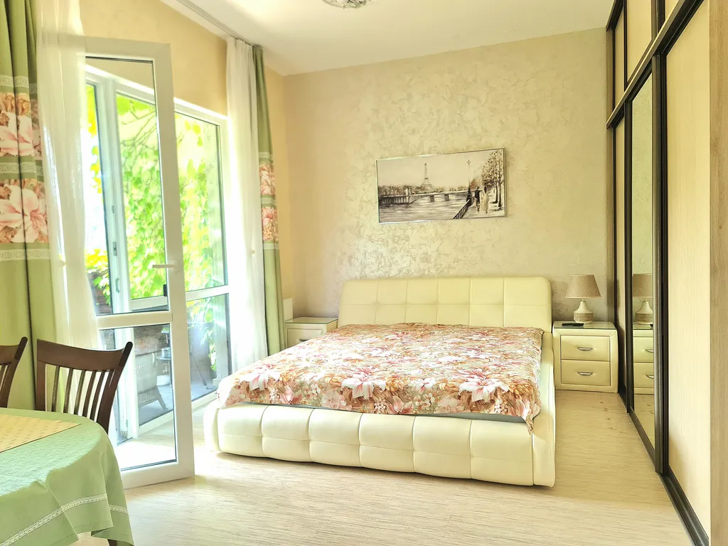 Зелёный уголок у моря