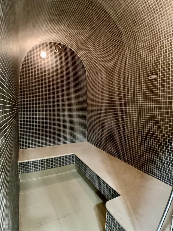 Коттедж на на берегу озера с банями и купелью