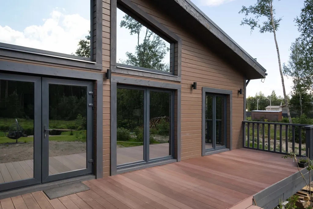 Загородный дом на берегу реки со своим пляжем