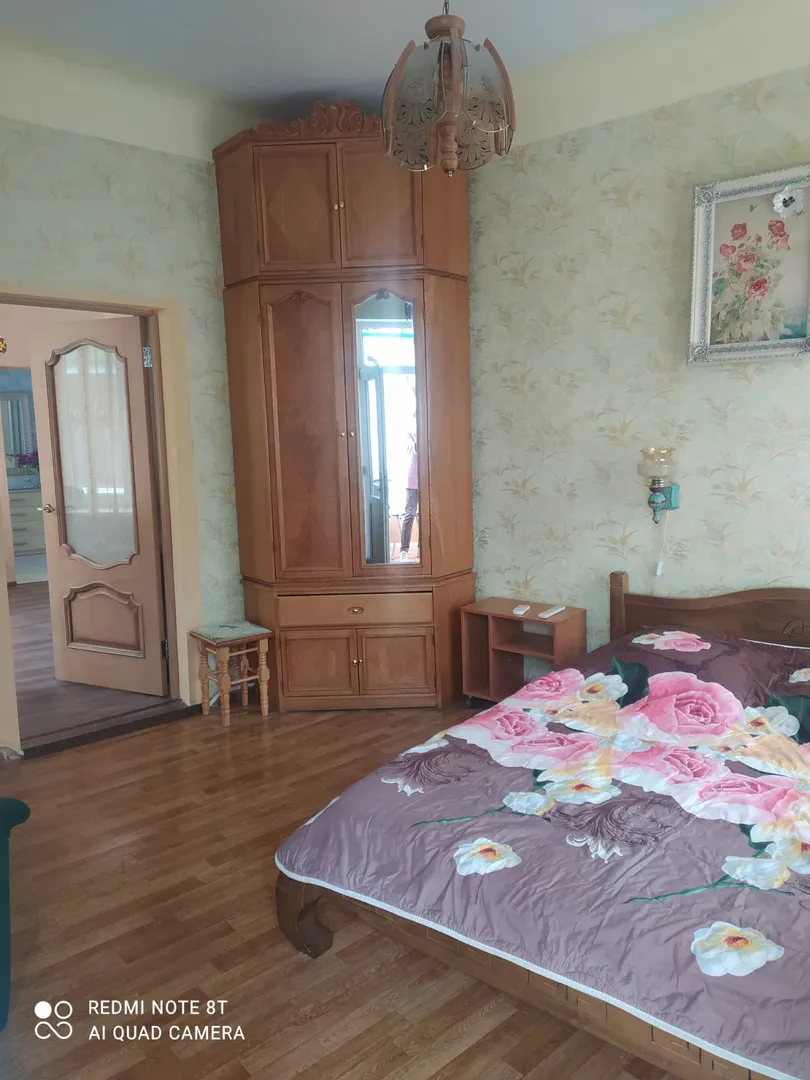 Большая комната с балконом и большой двух спальной кроватью