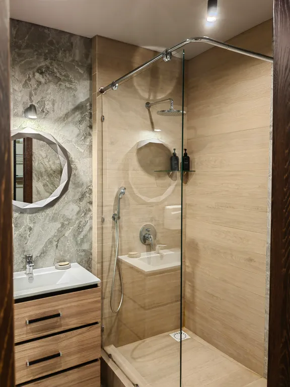 В самом центре левого берега