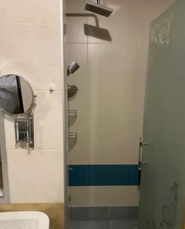 Самый центр, у театра с видом на парк