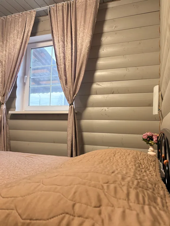 Дом с сауной и тёплым бассейном у пруда