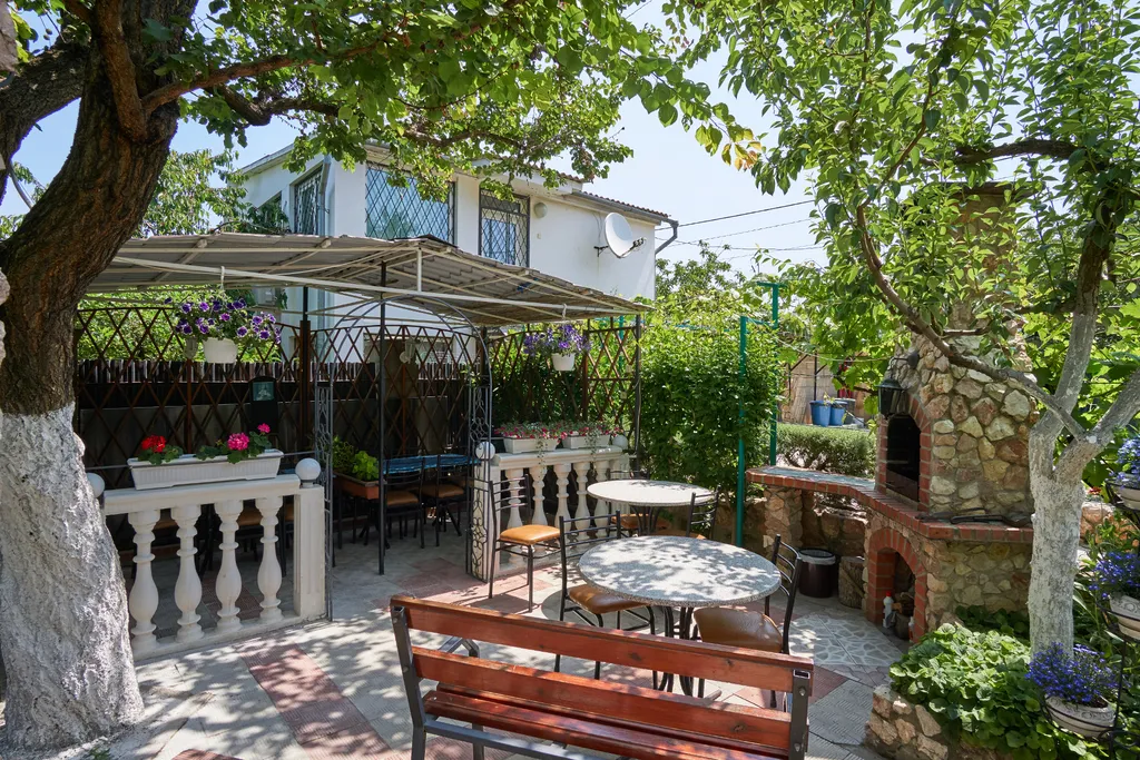 Коттедж Отдельная часть дома с беседкой рядом с парком и пляжем Учкуевка — Севастополь