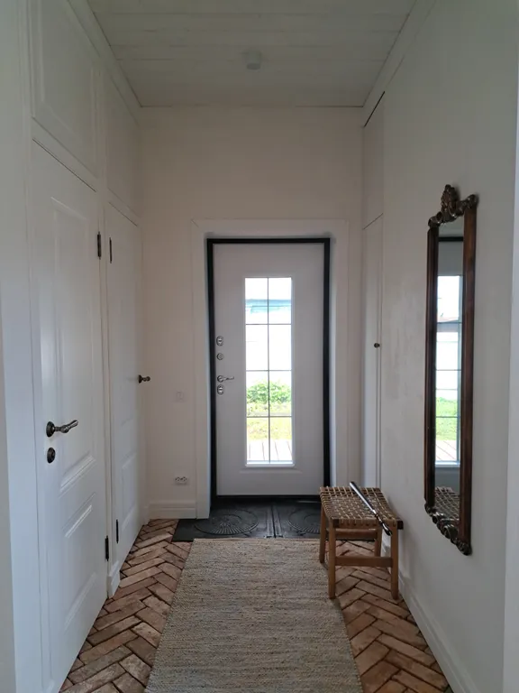 Белый дом на тихой улочке