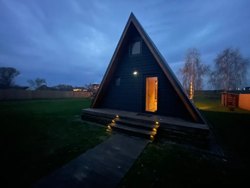 Дом А фрейм с видом на Мирский замок