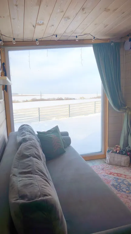 Уютный сканди домик с видом на озеро, баня, чан