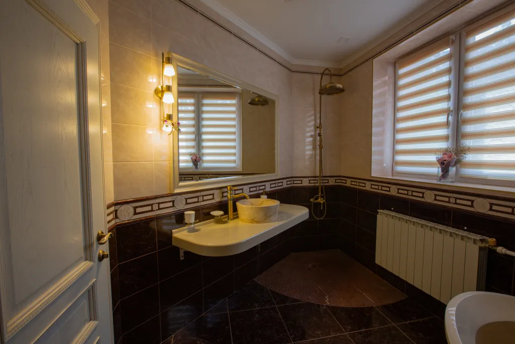 Большой трехэтажный дом