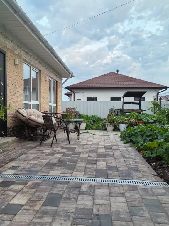 Домик в деревне в окружении леса