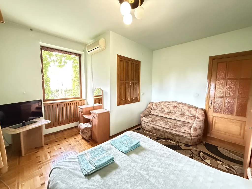 Дом с теплым бассейном у моря в Ялте