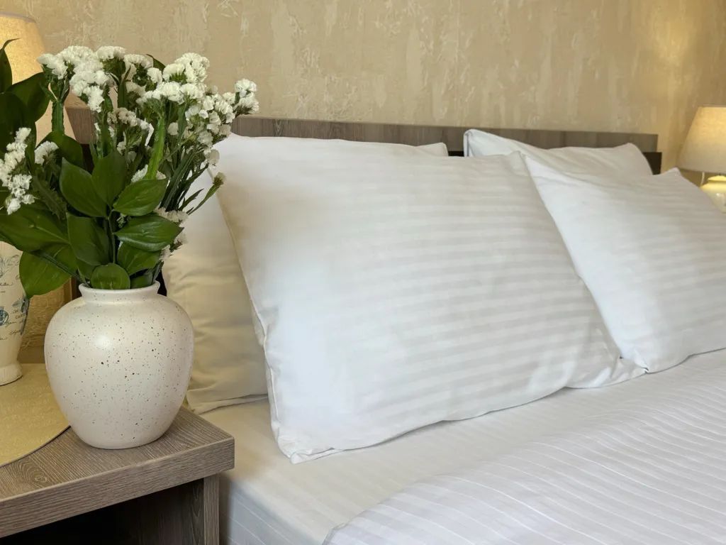 Солнечный номер для двоих с видом на цветочный дворик