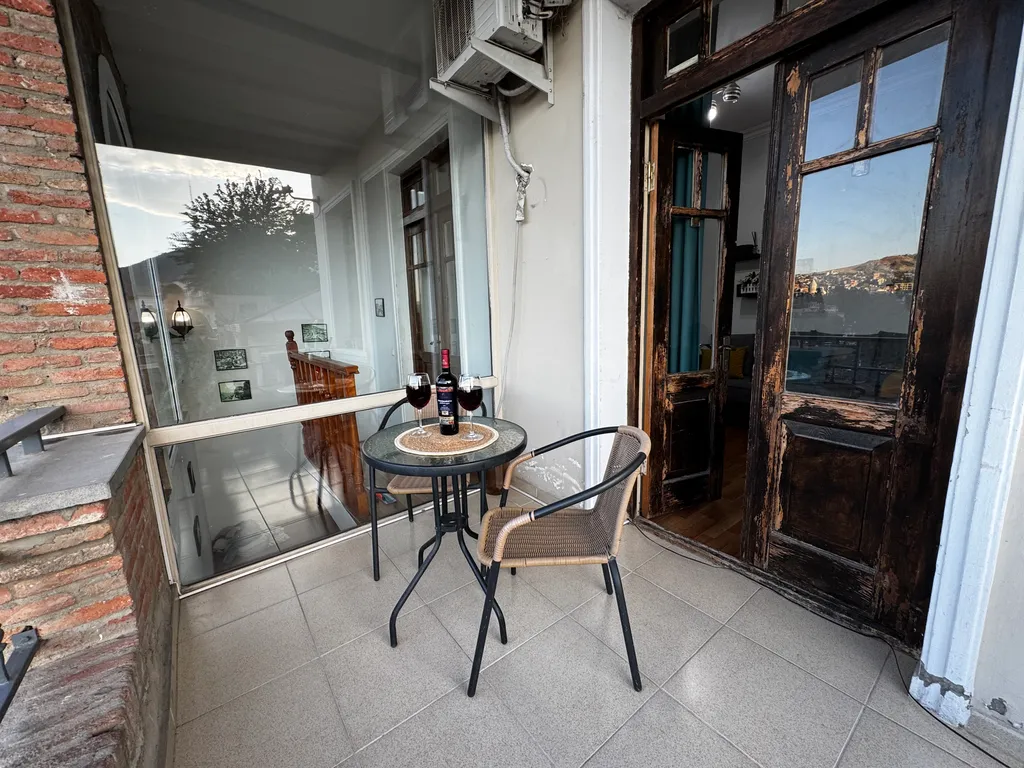 Трёхкомнатные апартаменты в Старом городе с видом на весь Тбилиси