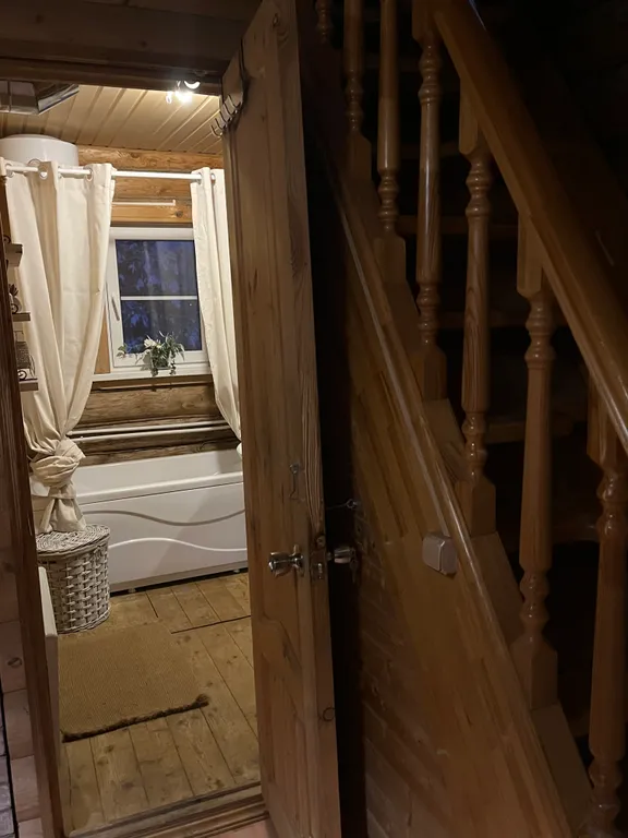 Дом на берегу озера с собственной конюшней