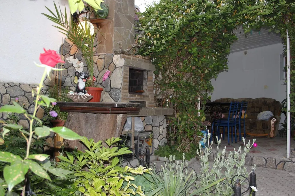 Частный дом с отдельным  двором