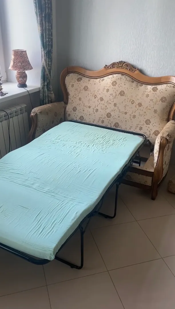 Диван раскладывается в полноценное спальное место.