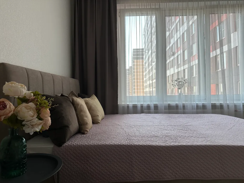 Стильная квартира студия с двуспальной кроватью