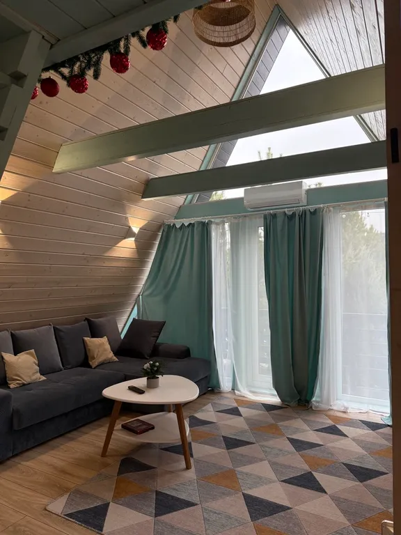 Дом-шалаш на берегу озера