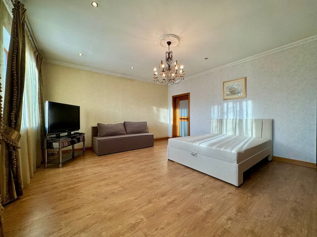 Дом с сауной и бассейном в черте города