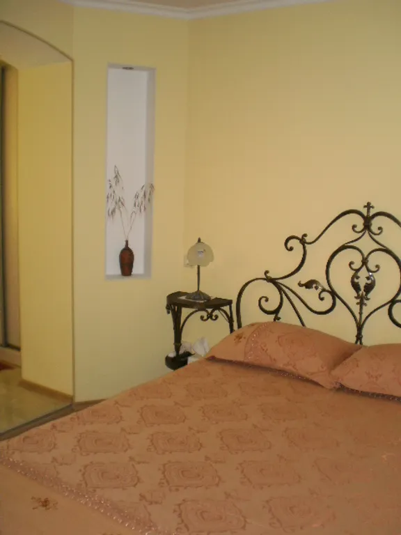 Двухместная комната с видом на горы и сквер