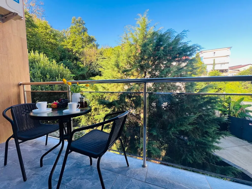 Апартаменты с балконом и бассейном на территории