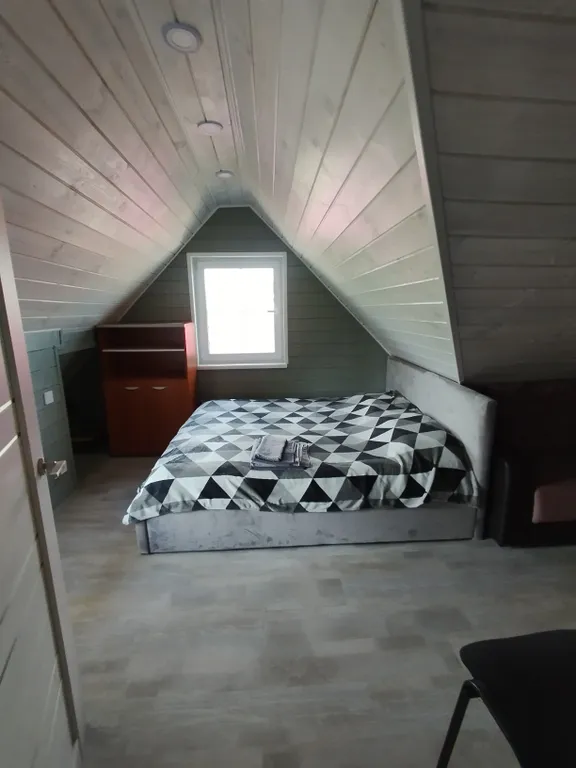 Уютный дом с беседкой на берегу озера