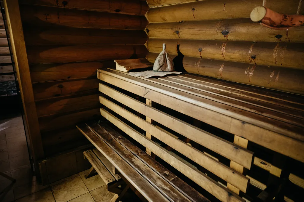 Уютный деревянный домик на берегу пруда с баней