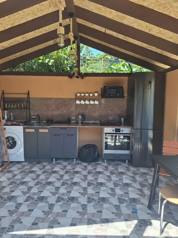 Деревянный домик на Кипарисовой аллее