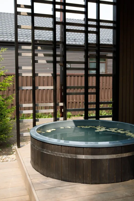 Стильный дом с ванной, горячим чаном и сауной