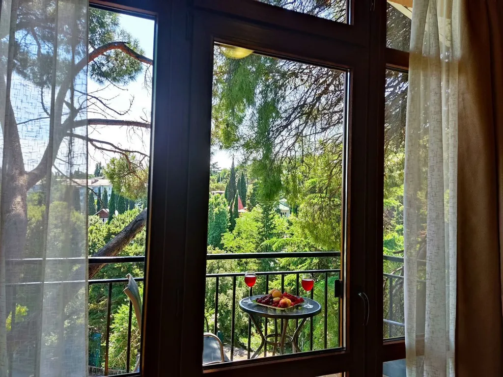 Студия с балконом и панорамными окнами