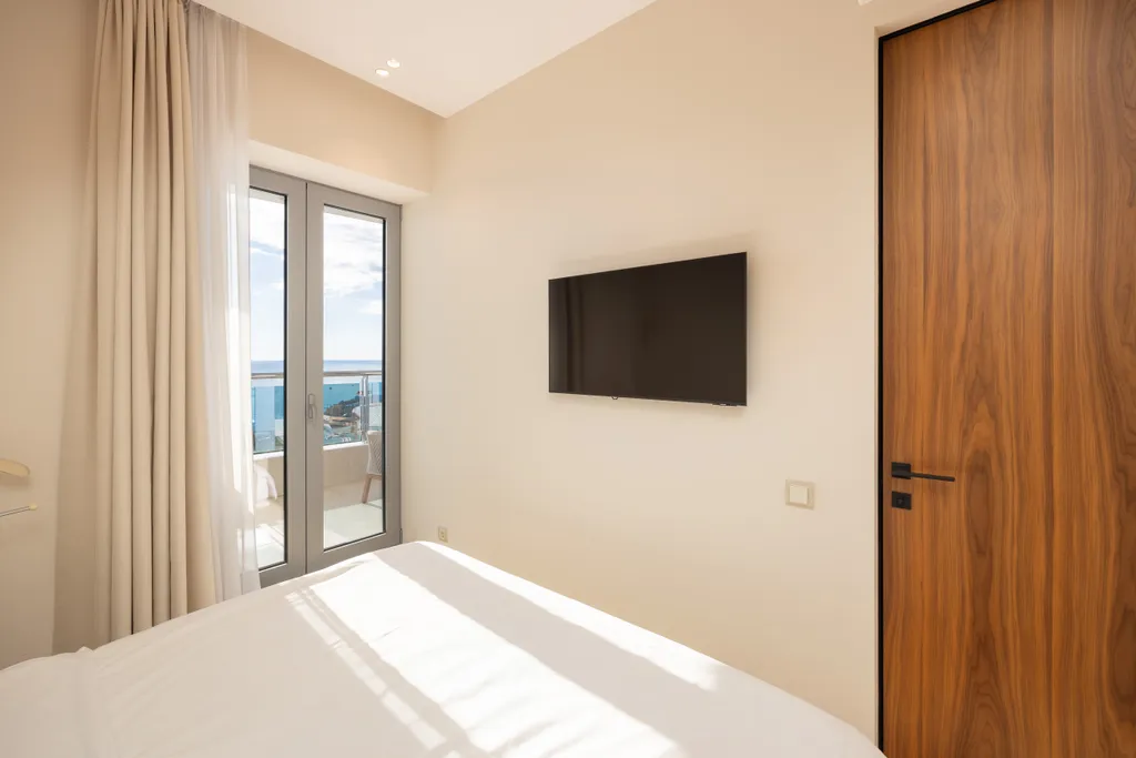 Дизайнерская квартира с террасой, бассейном и видом на море