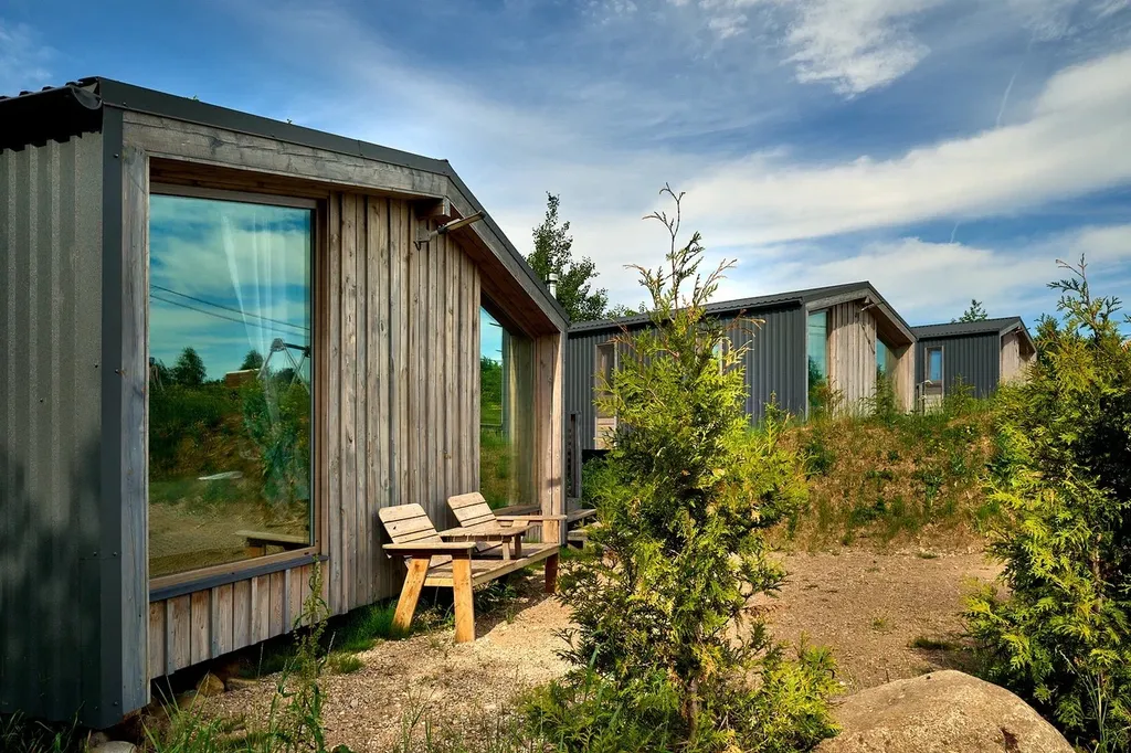 Коттедж с камином и большой террасой