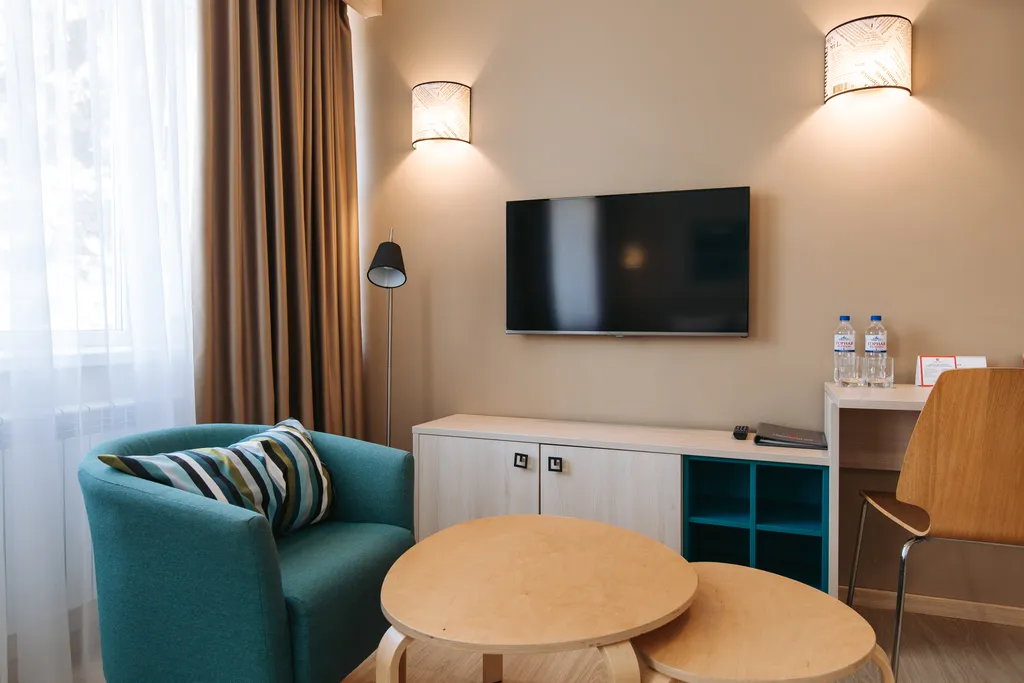 Номер Бизнес с двуспальной кроватью и диваном