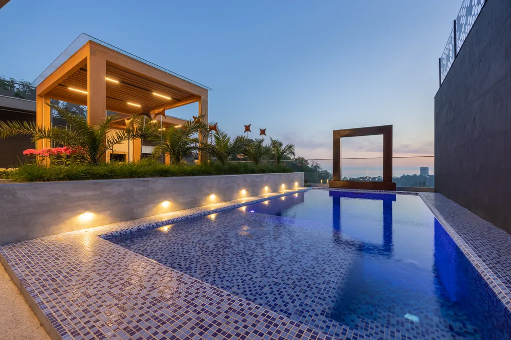 Современная вилла с красивым видом на море