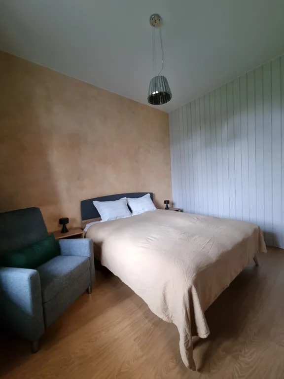 Современные апартаменты с джакузи у озера